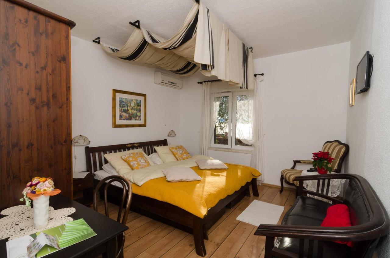 Zimmer mit Kingsize-Bett und Meerblick