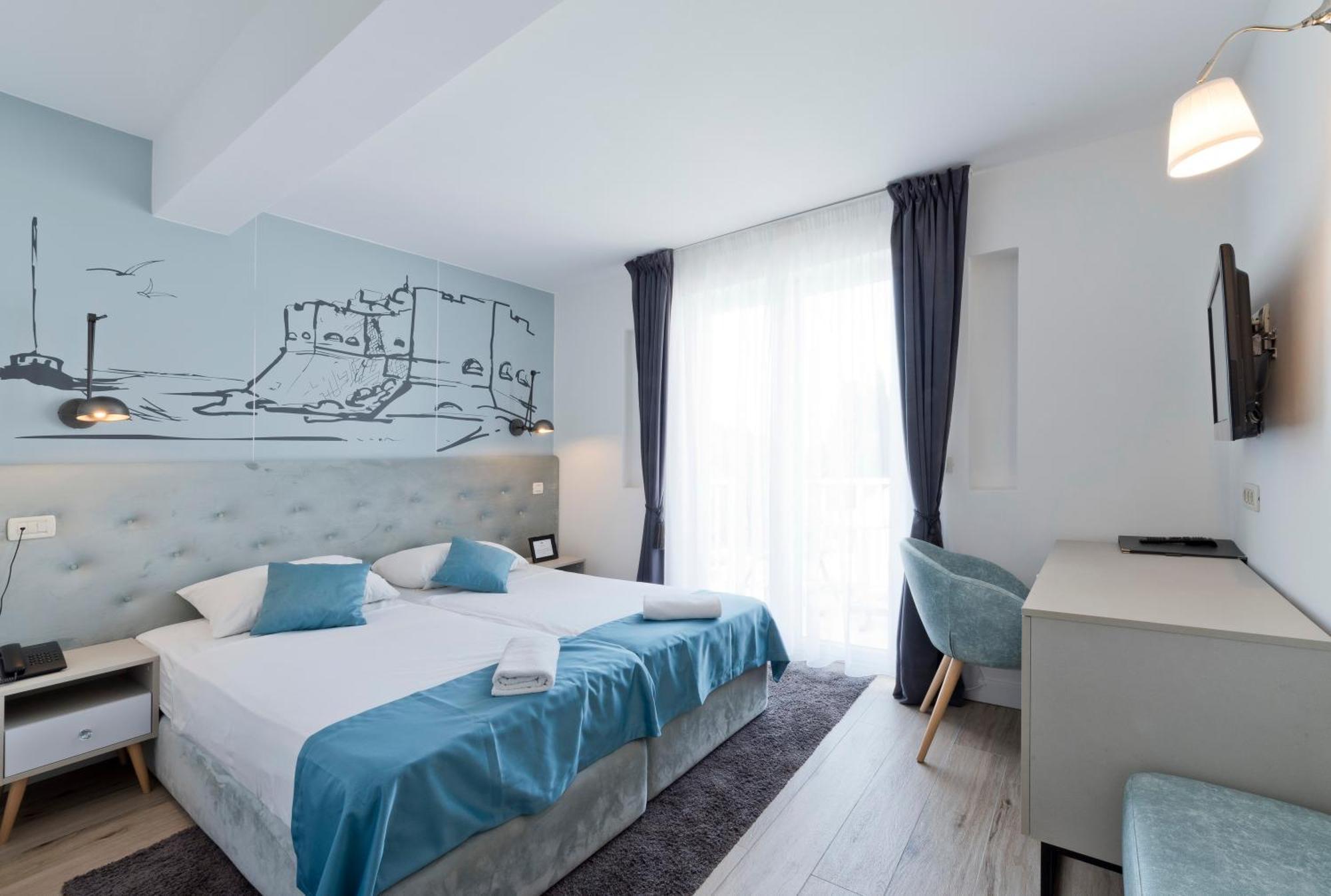Doppel-/Zweibettzimmer mit Balkon