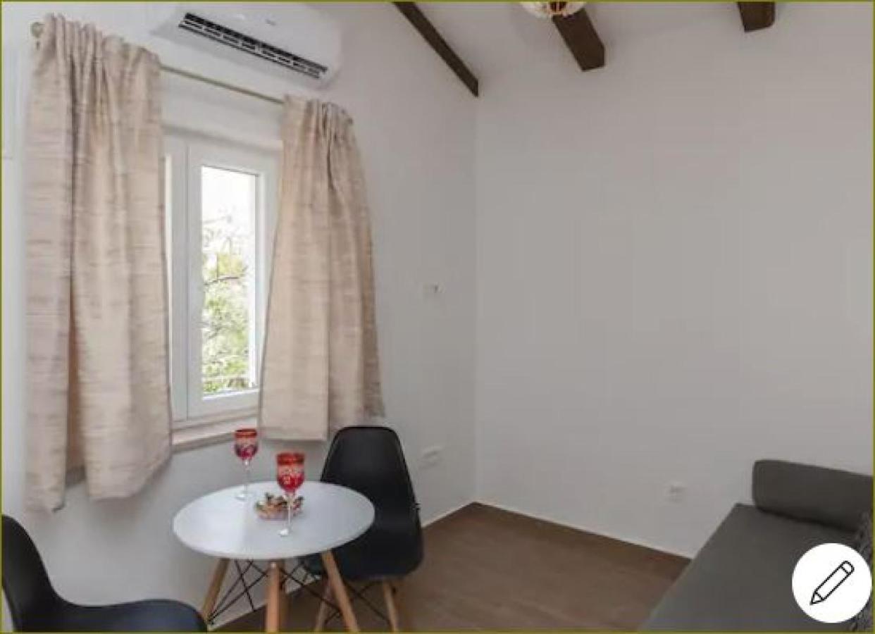 Comfort One-Bedroom Apartment Shared Terrace