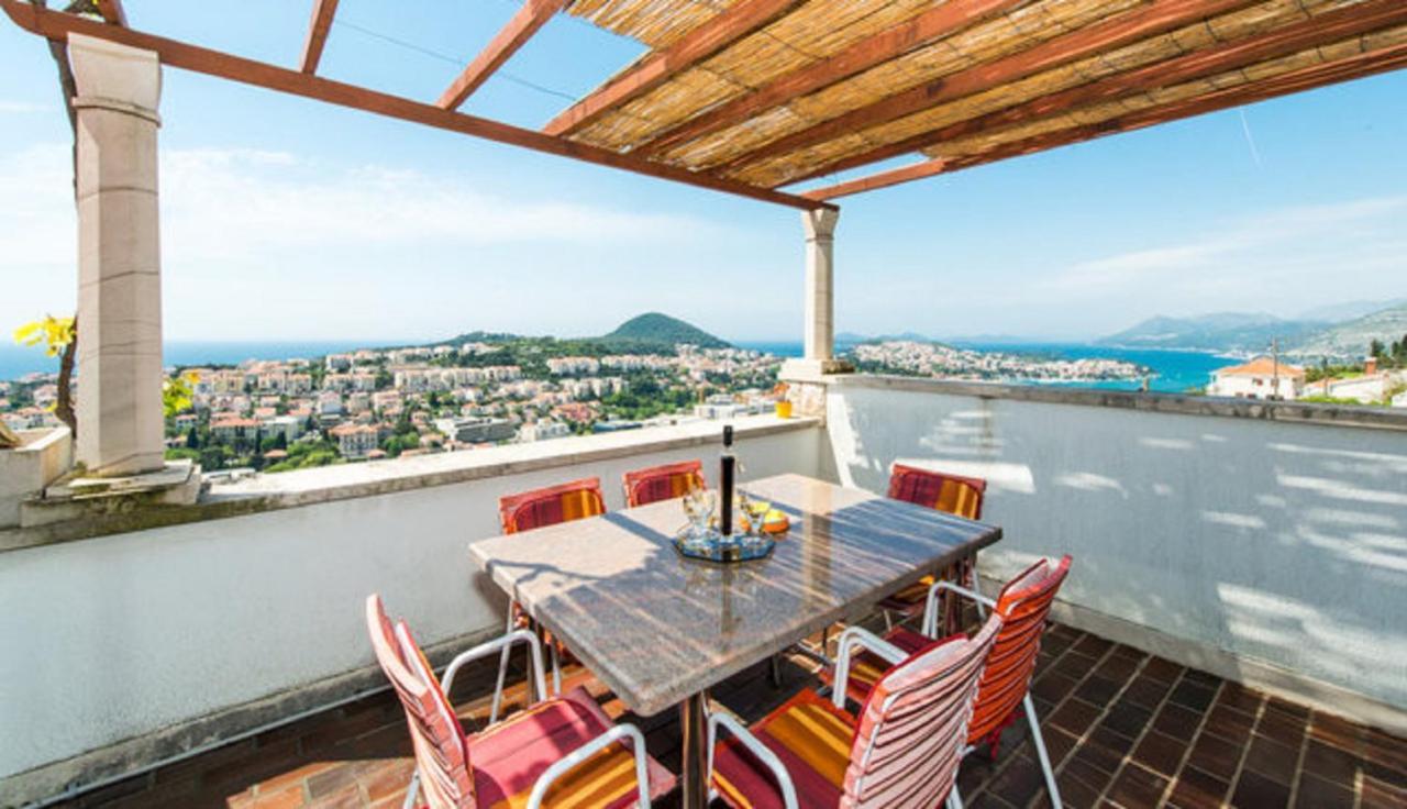 Apartamento de 2 dormitorios con balcón y vistas al mar