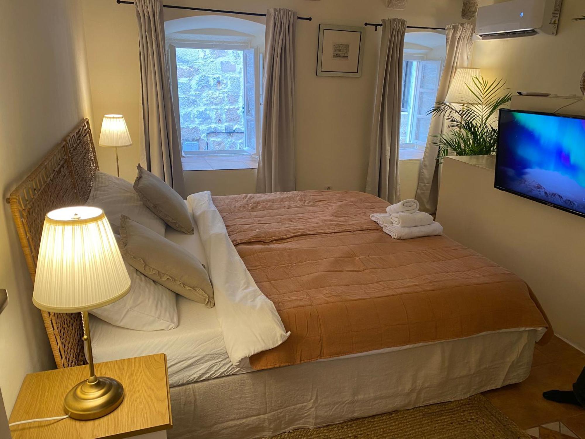 King Room (address: Naljeskoviceva 12)