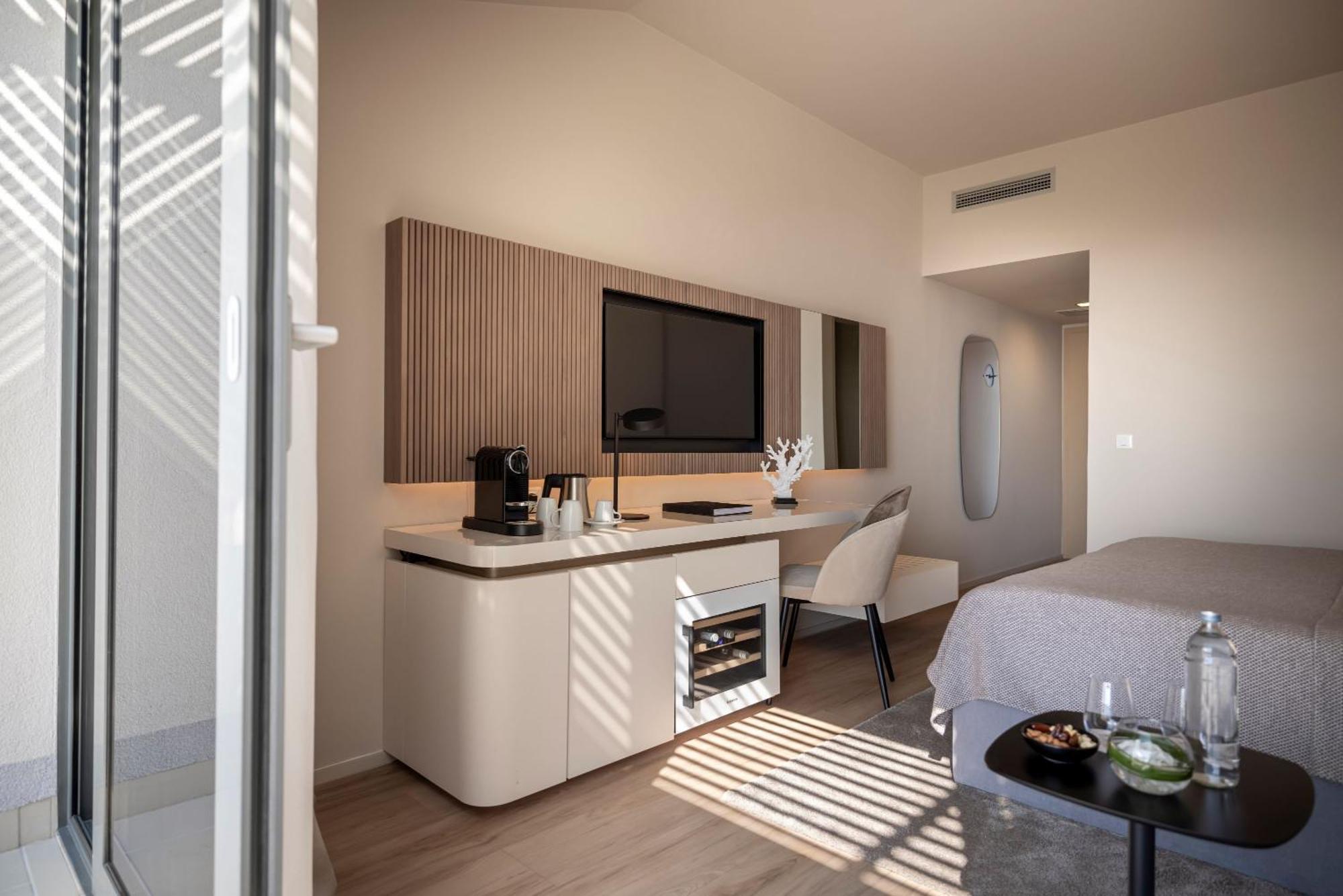 V level Room 21 Seaside