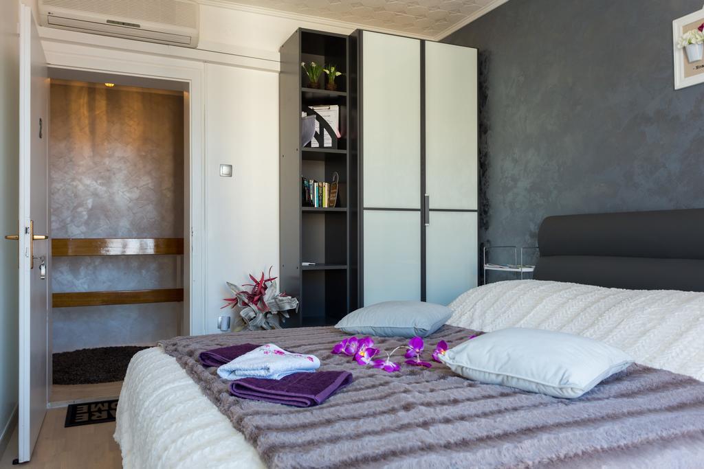 Zimmer mit Queensize-Bett und Balkon