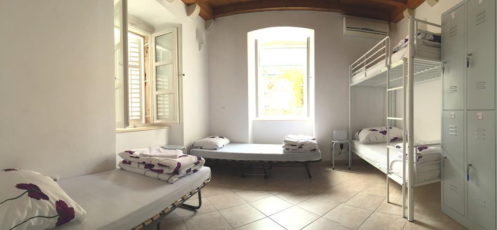 Chambre Lits Jumeaux avec Salle de Bains Commune