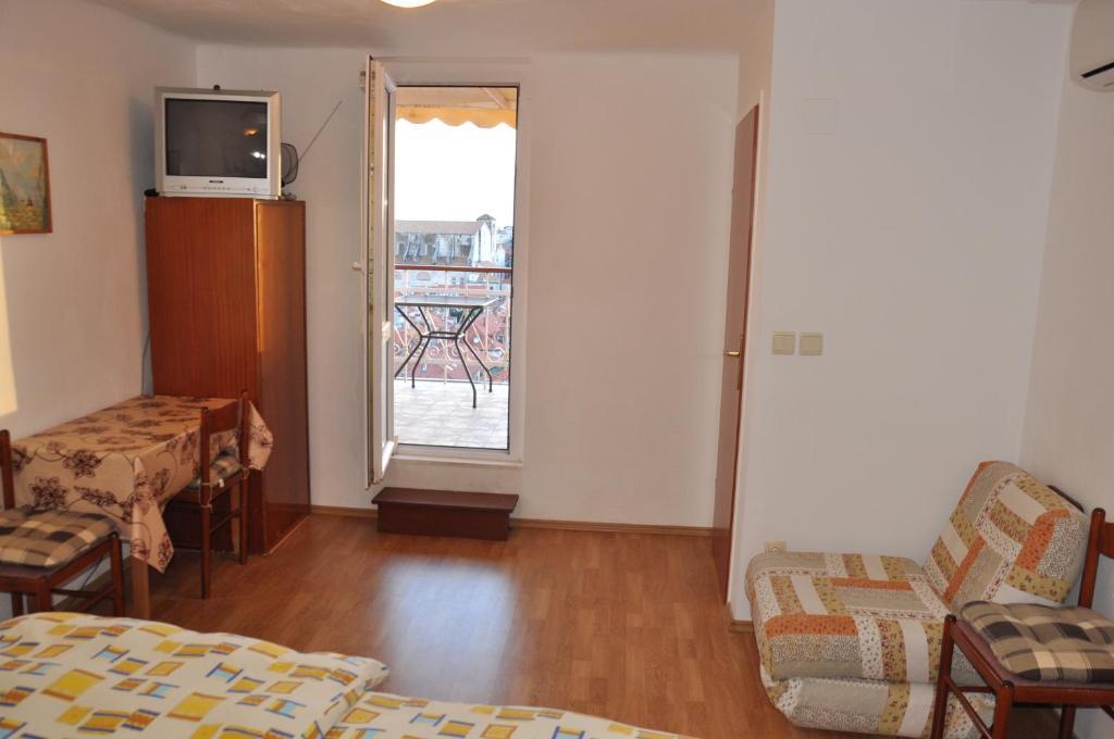Studio-Apartment mit Balkon und Meerblick - Peline 13