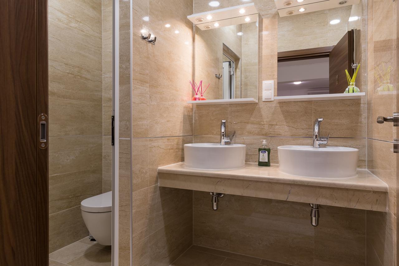 Cama en habitación compartida femenina de 8 camas