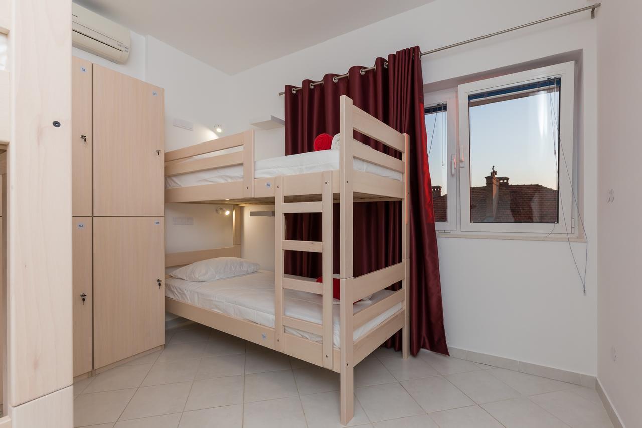 Cama en habitación compartida mixta de 10 camas