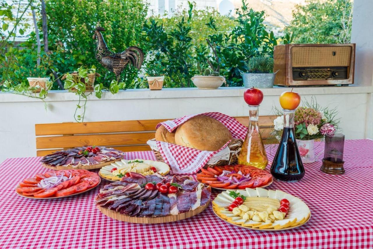 Three-Bedroom House,696615435:JPEG