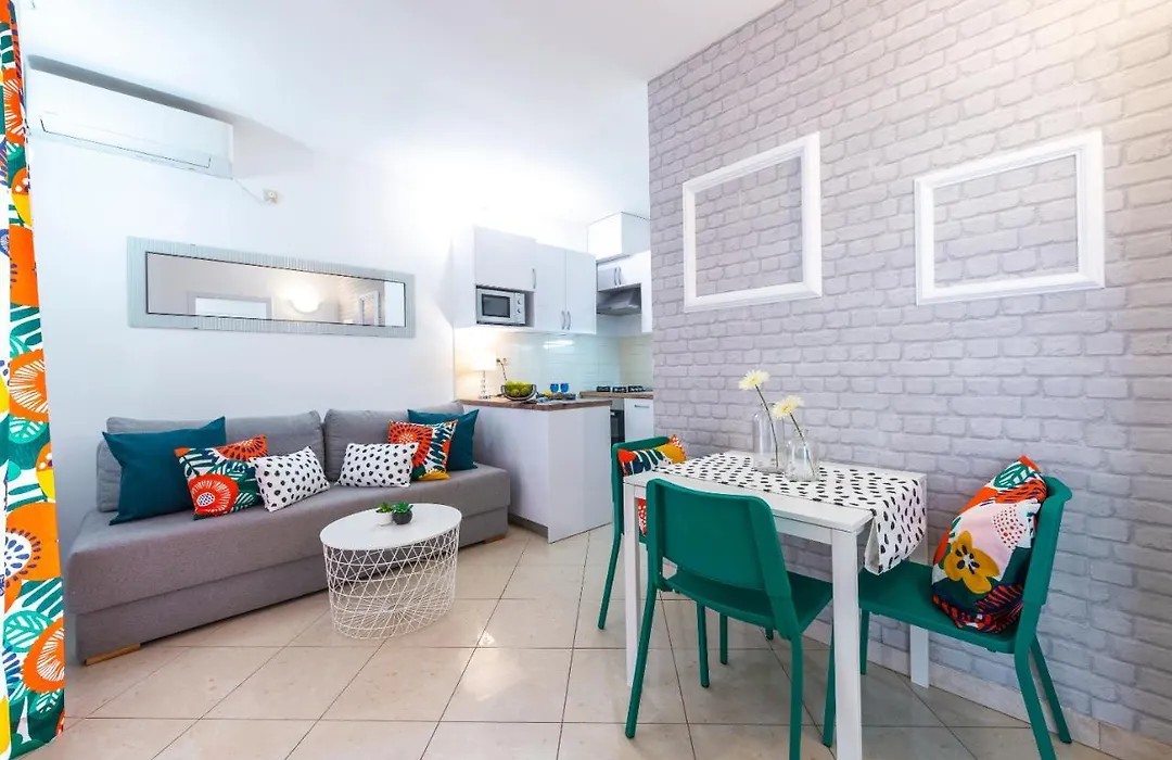 Niko'S Charming Apartment With Free Parking-1