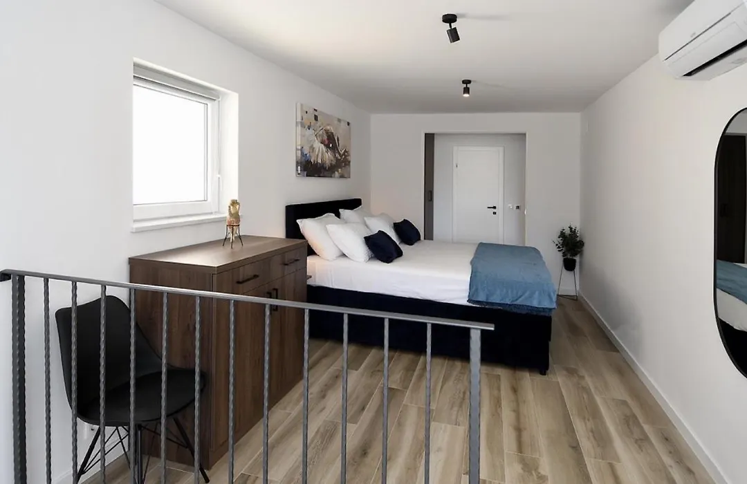 Modern Jacuzzi Apartment Mickey-1