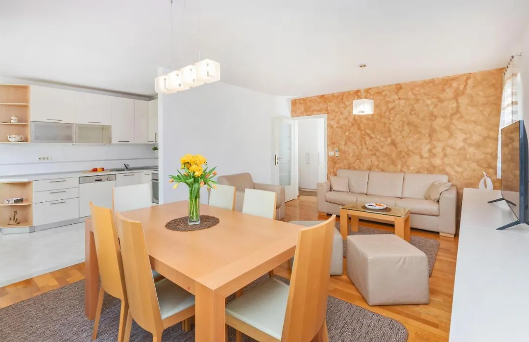 Comfortable 2Bdr Apartment Laura Lapad With Private Garage-1