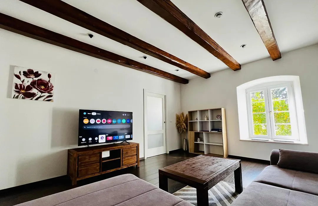 Lili Mar, 2-Bedroom Apartment With Private Parking-1
