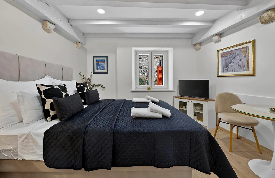 Solis Rooms Old Town-1