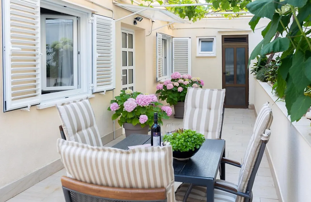 Rooms Batina-1