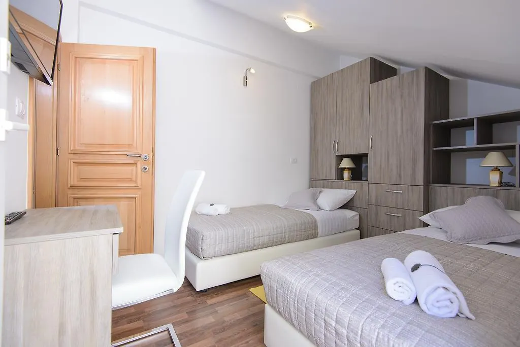 Apartment Violeta 2 With Parking-1