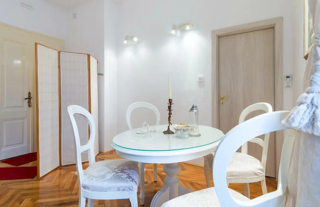 Elegant & Enchanting - Apartment At Old Town Entrance --1
