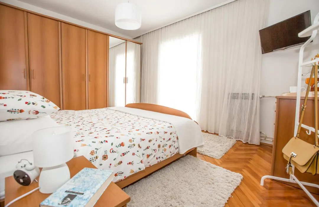 Spacious Apartment Near The Old Town-1