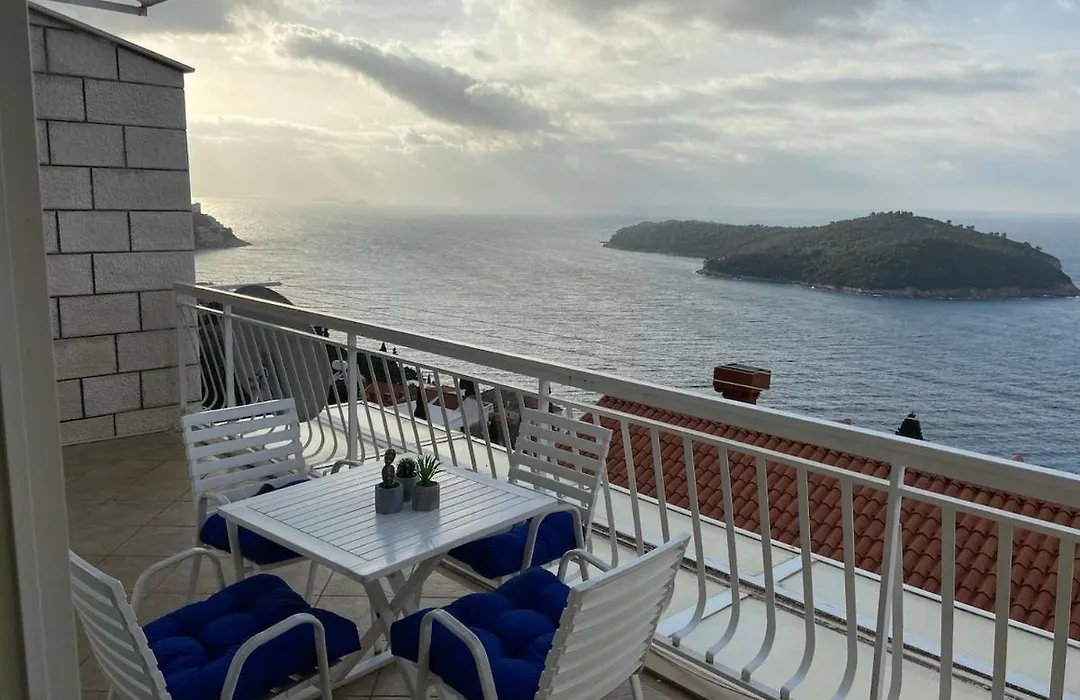 Apartment Luxeview2- Old Town View, 10Min To Town-1
