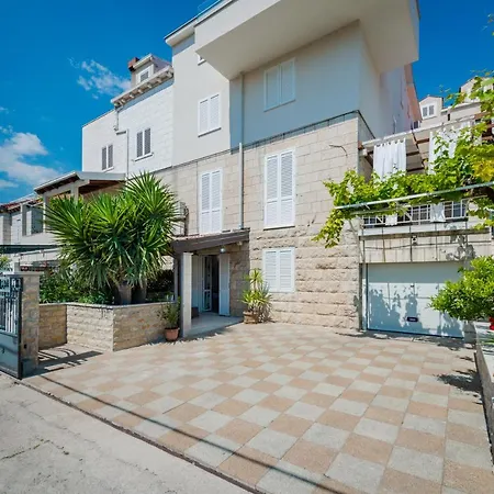 Niko'S Charming Apartment With Free Parking-3