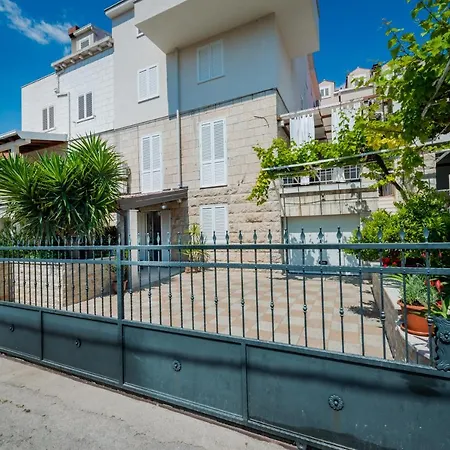 Niko'S Charming Apartment With Free Parking-2