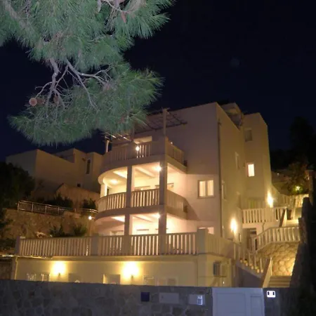 Villa Borna Apartments With Free Parking-2