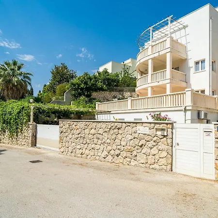 Villa Borna Apartments With Free Parking-3
