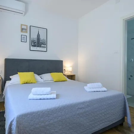 Emaro Select " 2 Rooms & 2 Baths "-3