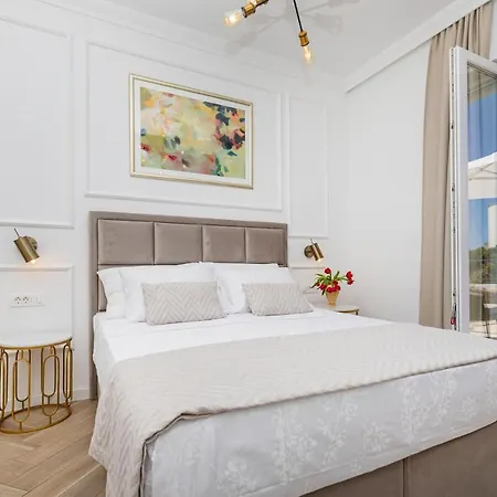 Rooms D&L, Available Parking On-Site-2