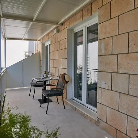 Newly Renovated Apt. Near To Entrance To Old Town-3