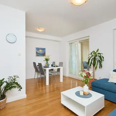 Beachfront Luxury Complex 2Bd Sunset Apartment-3