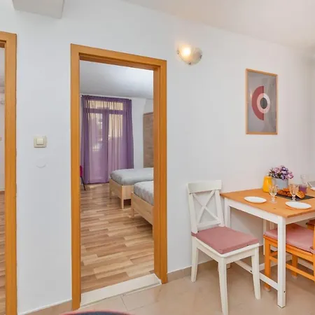 Bis Apartments 1 & 2-3