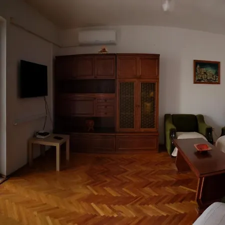 Pine Tree Apartment-2
