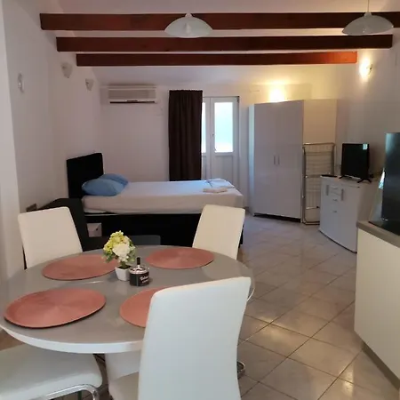 Dine Apartment-3
