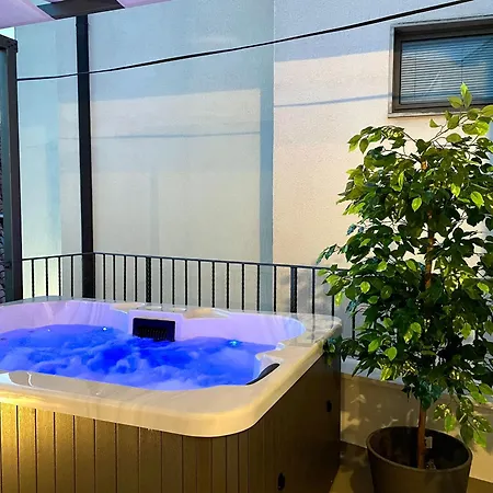 Modern Jacuzzi Apartment Mickey-3