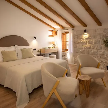 Old Town Olive Luxury Room For 3-2