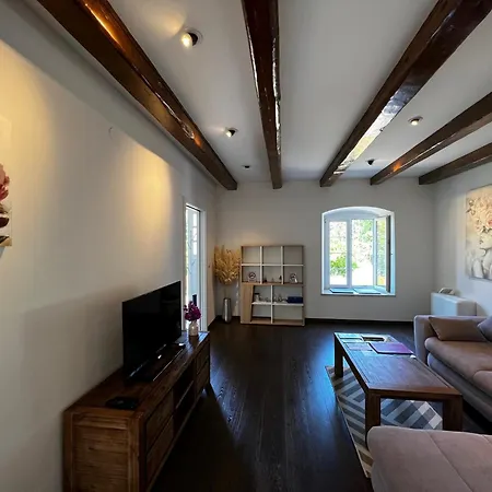 Lili Mar, 2-Bedroom Apartment With Private Parking-2