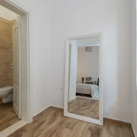 Apartment And Rooms Stay-2