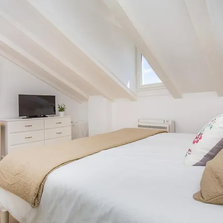 Porta Apartment And Rooms By Irundo-2