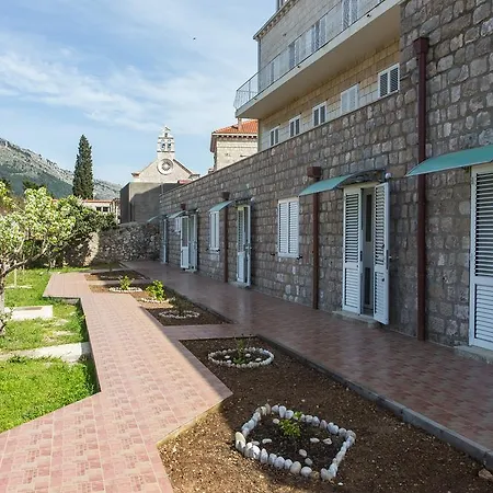 Guest House Eight Roses-2