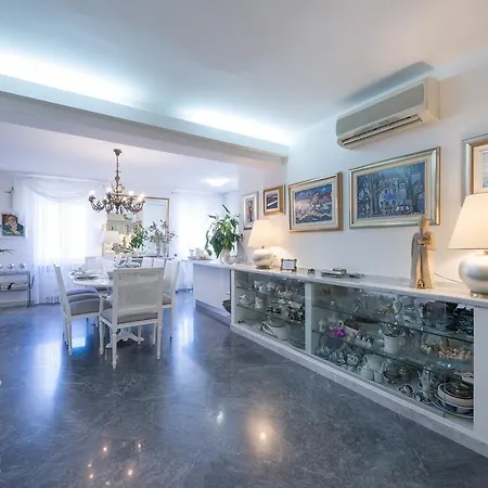 Luxury Old Town Apartment With Breathtaking Sea View-3