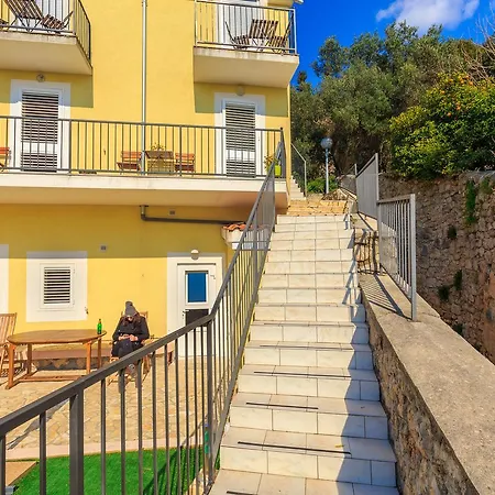 Two Bedroom Sunny Suite-2