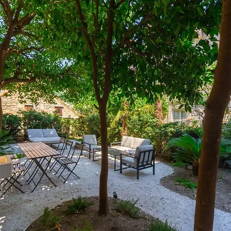 Old Town House With Floor Heating & Lush Private Garden-2