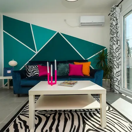 Sunshine Apartment With Hot Tub-3