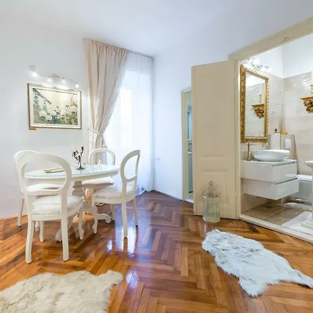 Elegant & Enchanting - Apartment At Old Town Entrance --3
