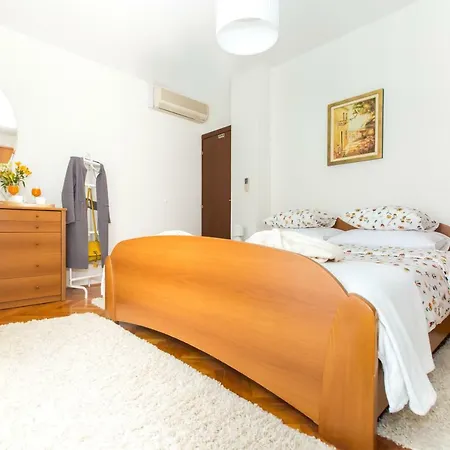 Spacious Apartment Near The Old Town-2