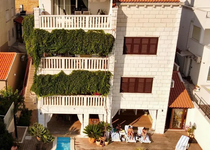 Vista Deluxe Apartment