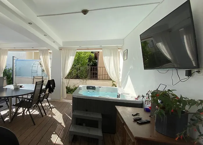 Vista Deluxe Apartment