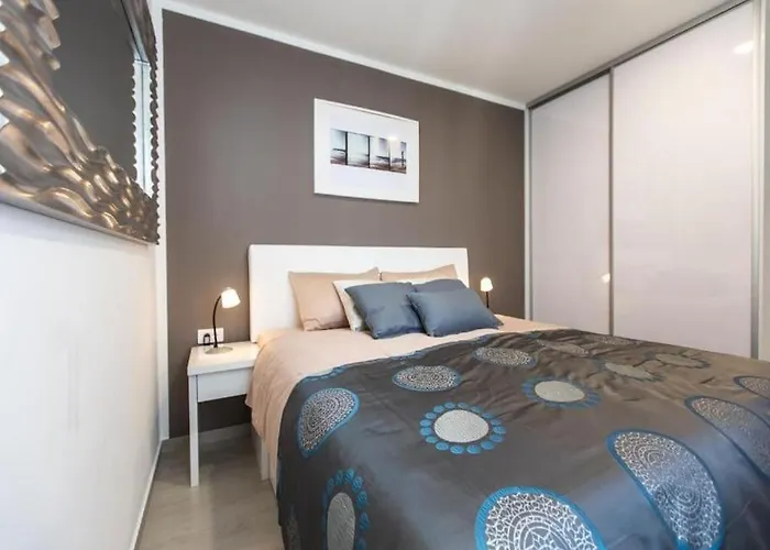 Bleu Villa - Three Bedroom Villa With Balcony And City View