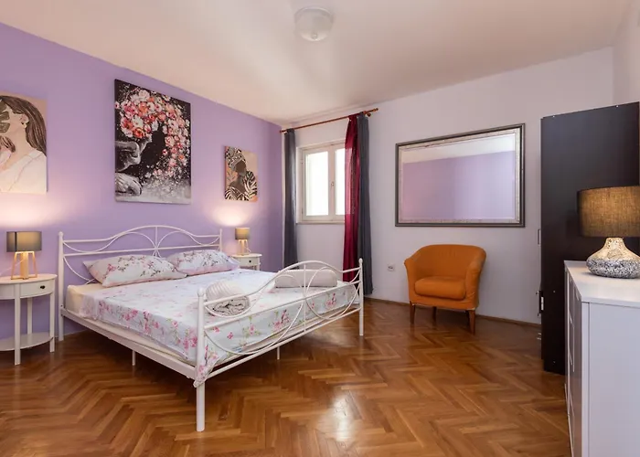 Spacious City Center Apartment - 4 Pax